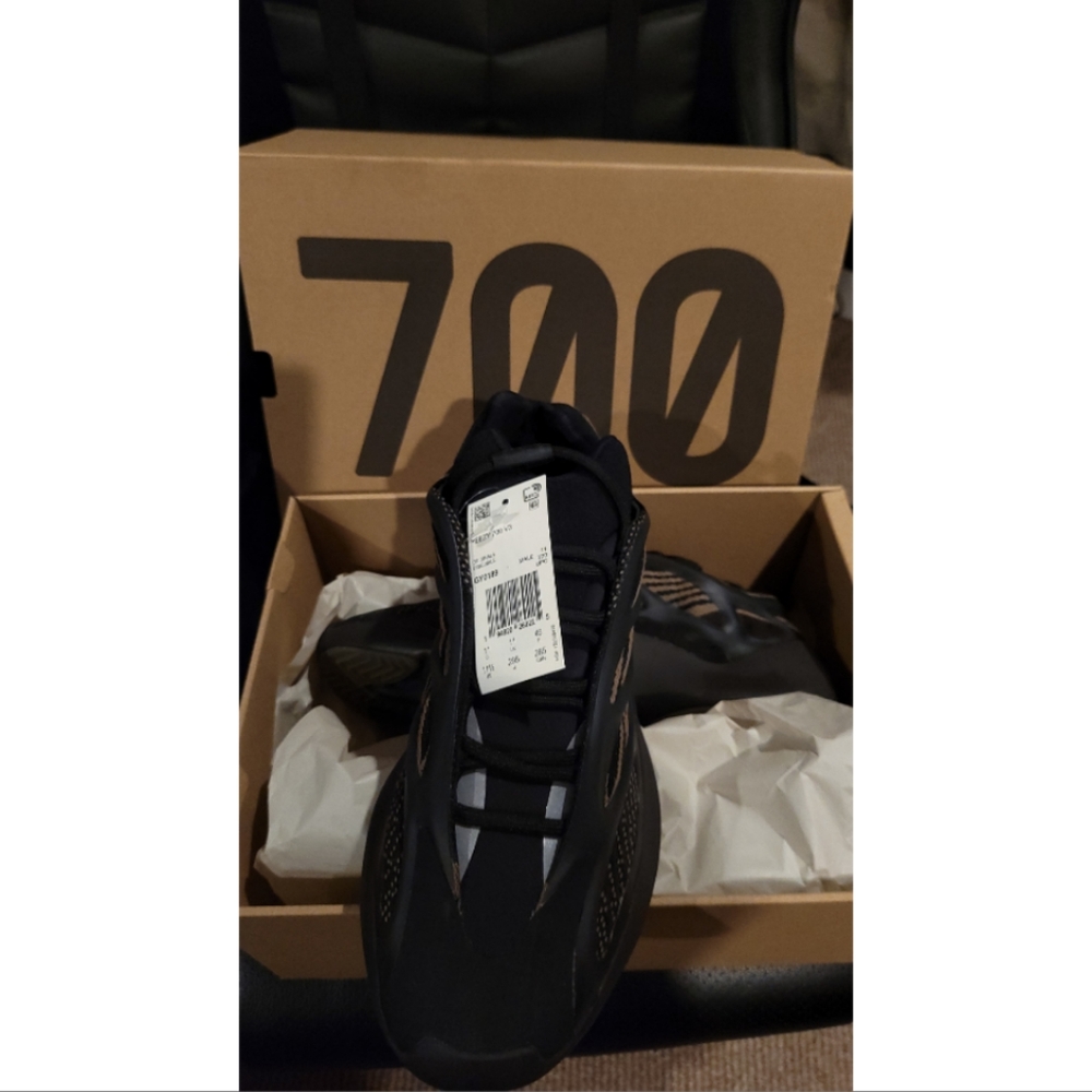 YEEZY 700 V3